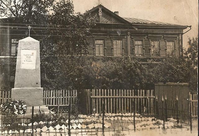 Школа и памятник в  с. Кузоватово